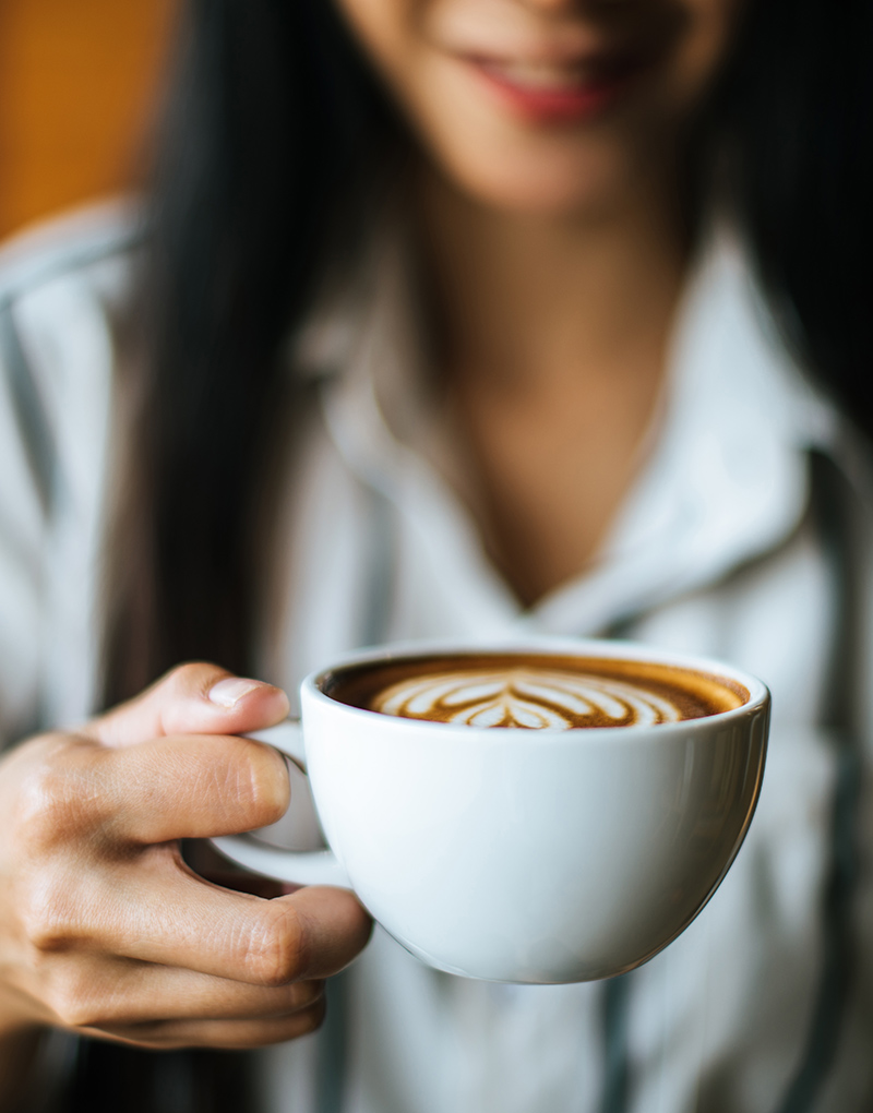 Cafetería saludable en Moncloa, Madrid, con café de especialidad, batidos y smoothies proteicos, desayunos fitness y comida rica en proteínas vegetales y animales.